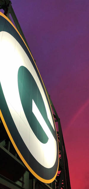 วอลเปเปอร์โลโก้ Green Bay Packers ที่สนาม — iPhone 14 Pro Max วอลเปเปอร์