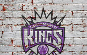 วอลเปเปอร์โลโก้ Sacramento Kings บนกำแพงอิฐ — นิวทรัล วอลเปเปอร์