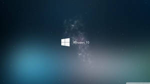 วอลเปเปอร์ Windows 10 โลโก้สีขาวมีควันบนกาแล็กซีสีฟ้า