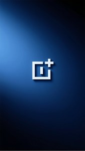 โลโก้ OnePlus แบบมินิมอลอยู่ตรงกลางบนพื้นหลังไล่สีน้ำเงินเข้ม