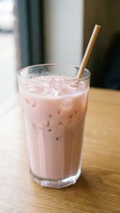 กาแฟเย็นสีชมพูอ่อนสดชื่น เครื่องดื่มสวยงามสมบูรณ์แบบ — อ่อนชมพูพาสเทล วอลเปเปอร์